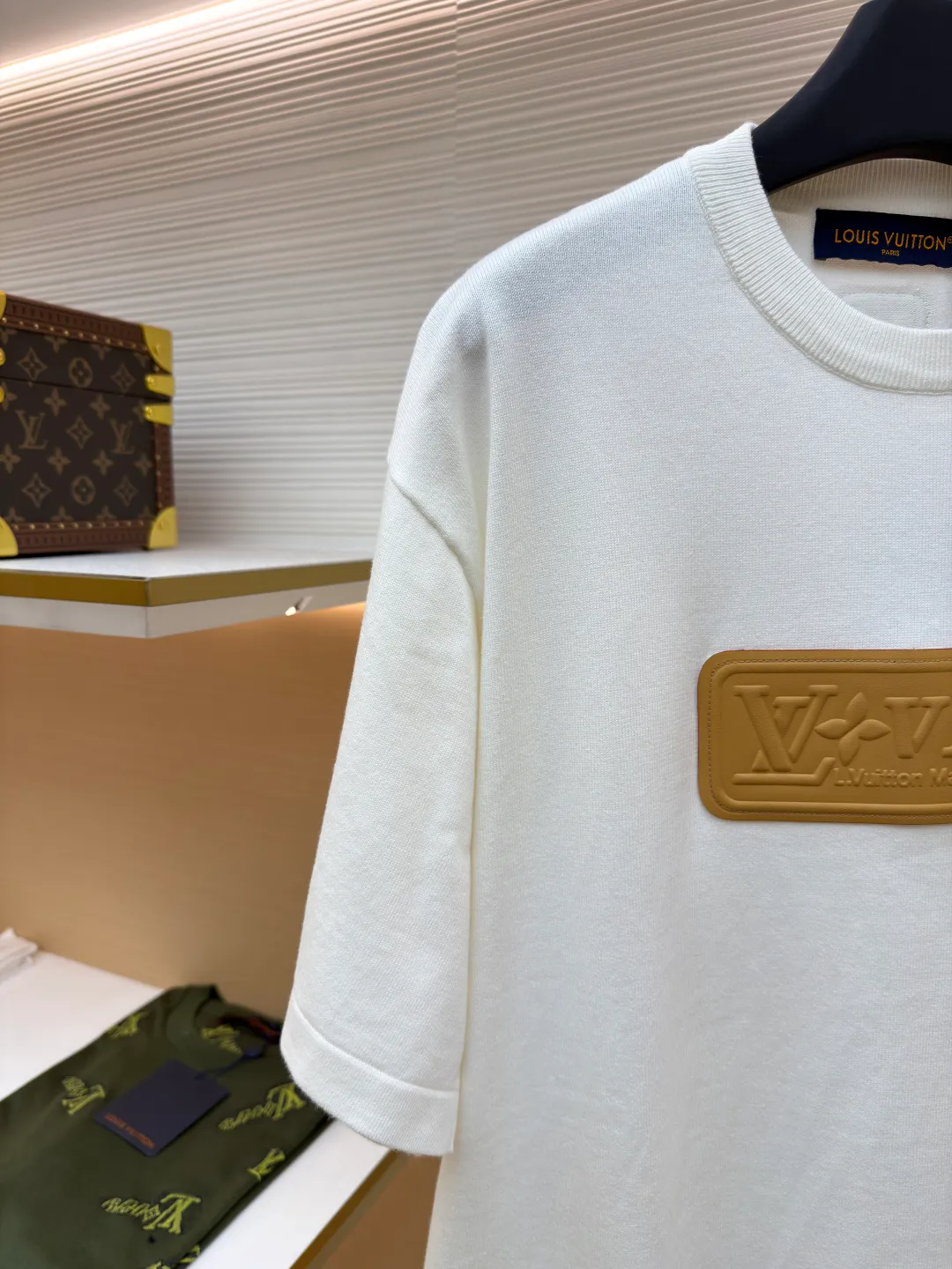 LOUIS VUITTON patched logo short sleeves ●Authentic product: purchased and developed at 9350 ●Item number: 1680944-A65 ●Fabric: high-quality fine cotton yarn ●Technology: wool washed ●Version: fitted version ●Weight: about 365 grams ●Size: The overall routing is straight and delicate, the fabric is comfortable and soft, the color is consistent and there is no color difference, it can be matched with the same style to create a fashionable look, and can be used in various occasions, customized accessories, complete with three standards, the same style for men and women!